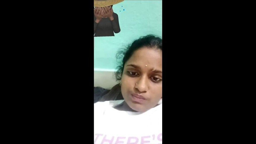 Sexy Desi Girl Shows her Boobs and Pussy On VC