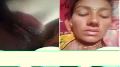 Today Exclusive- Desi Bhabhi Shows her Pussy