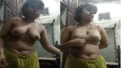 Today Exclusive- Sexy Paki girl Showing Her Boobs