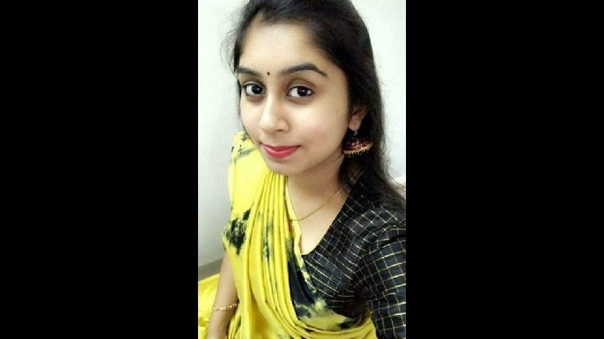 Extremely Beautiful Lankan Girl Showing her Pink Hairy Pussy