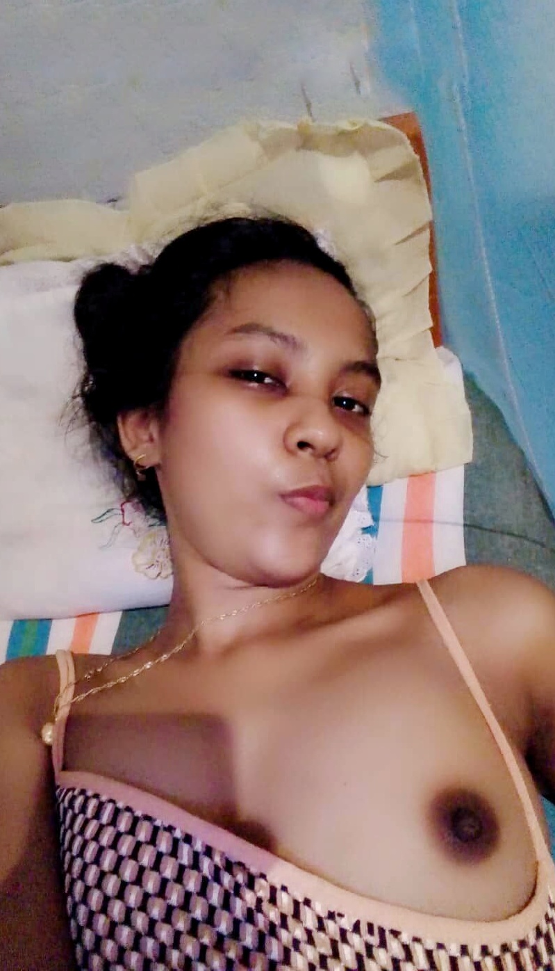 Girlfriend Topless Nude Boobs Selfies | Videbd.Com