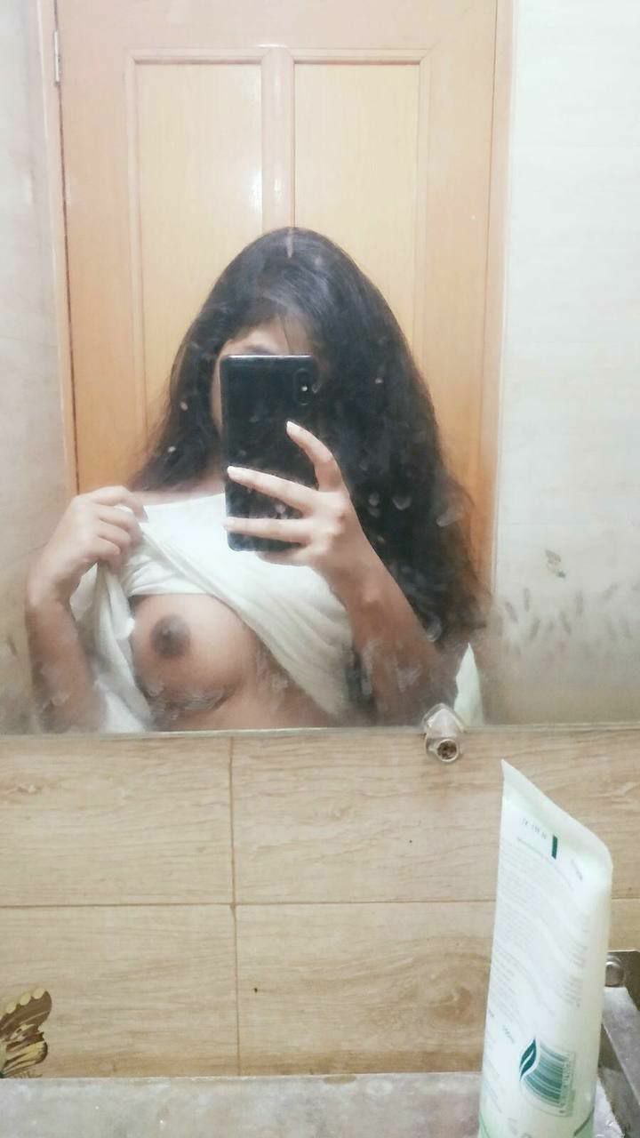 720px x 1280px - Cute Indian Teen's Leaked Boobs Selfies | Desixnxx2.Net