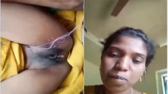 Mallu Bhabhi Shows Her Pussy