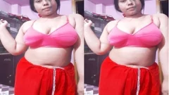 Sexy Bangla Girl Shows her Boobs