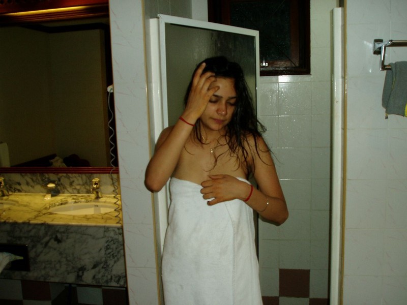 Nude Indian Girlfriend Gives Blowjob Xxx Photos 19