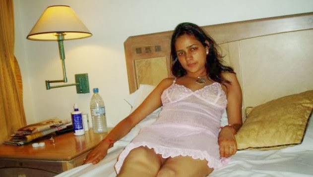 Nude Indian Girlfriend Gives Blowjob Xxx Photos 3