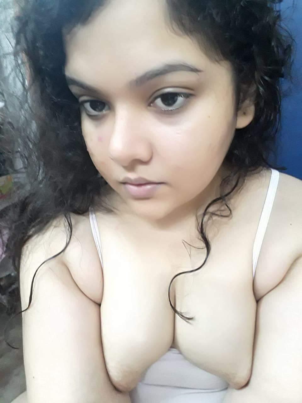 Cute Desi Girlfriend Nude With Hairy Pussy 9