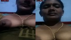 Today Exclusive-Desi Bhabhi Shows Her Boobs On VC