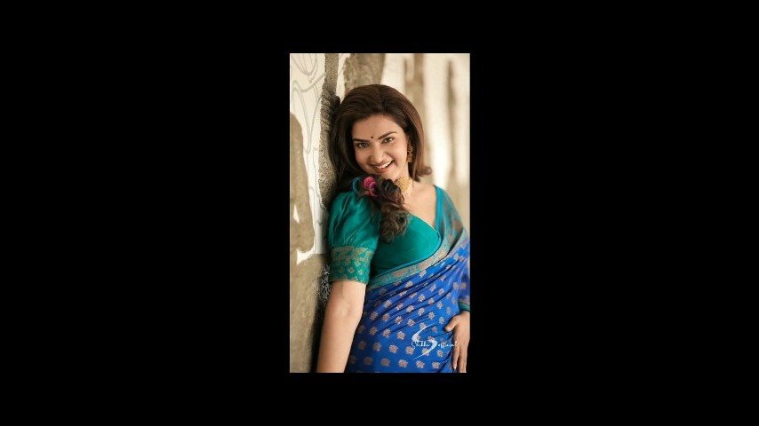 Honey rose hot boobs saree slip