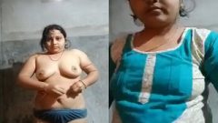 Today Exclusive- Sexy Bhabhi Shows her Big boobs