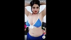 Queen Showing Deep Cleavage & Armpits to Tease on Tango Live