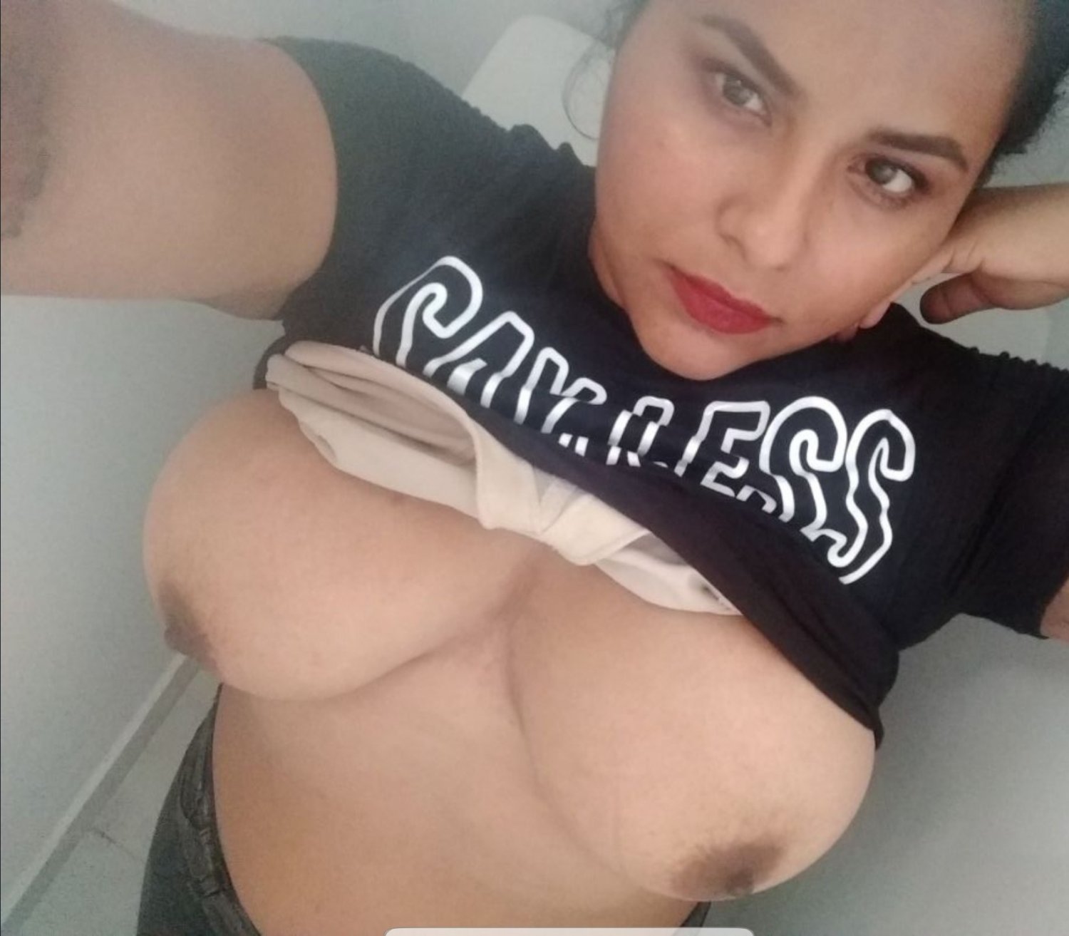 Nri Bitch Exposing Her Huge Boobs Leaked Selfies 4